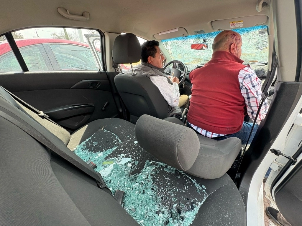 Dos servidores públicos fueron golpeados  por hombres armados con palos.  Foto  Proporcionada por el gobierno municipal de Cuautitlán Izcalli