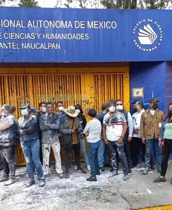 Maestros y personal del CCH Naucalpan fueron agredidos tras impedir que encapuchados tomaran la escuela. Foto La Jornada