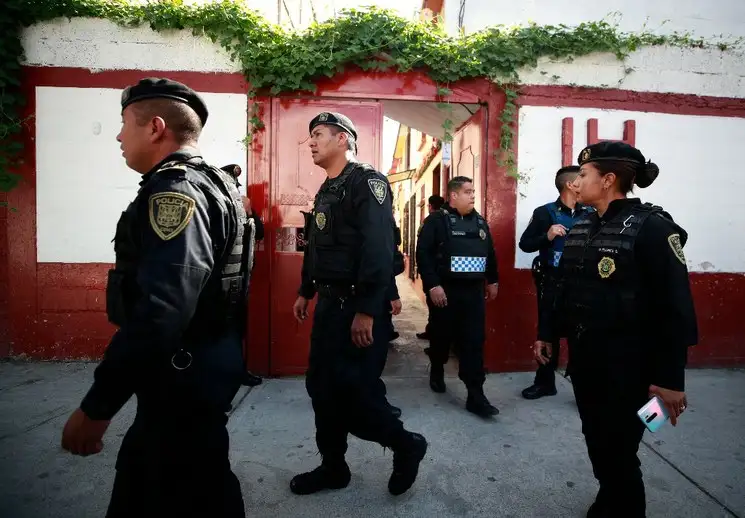 Policías de la SSC CDMX en calles de la alcaldía Cuauhtémoc. Foto Alfredo Domínguez/Archivo 
