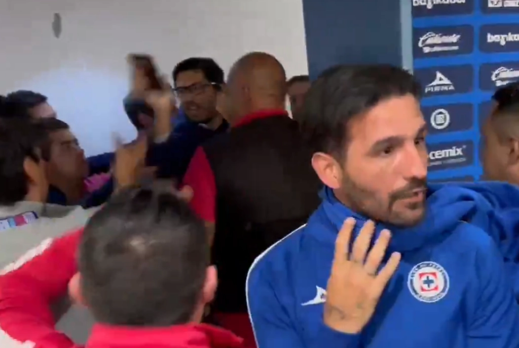 En redes sociales se viralizó un video donde se observa la agresión de técnicos del Cruz Azul a un reportero. Foto Captura del video