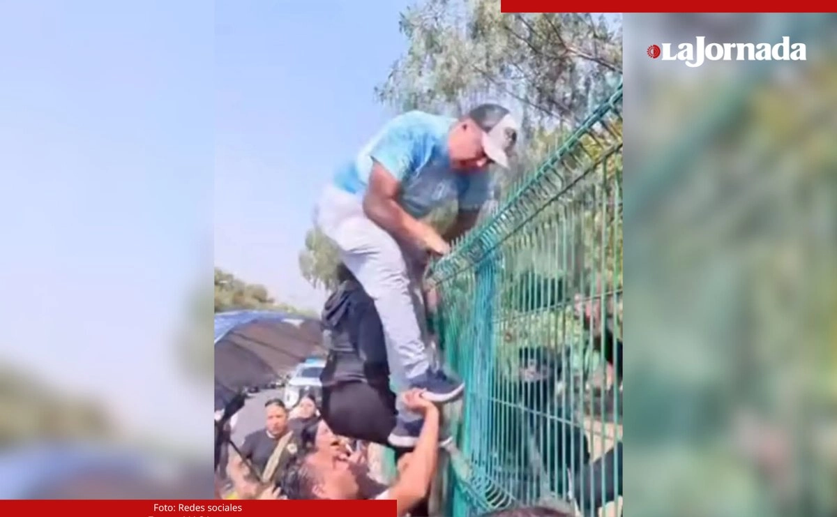 Un oficial embozado agredió al padre del joven desaparecido, quien reclama acciones claras de las autoridades. Imagen tomada de video difundido en