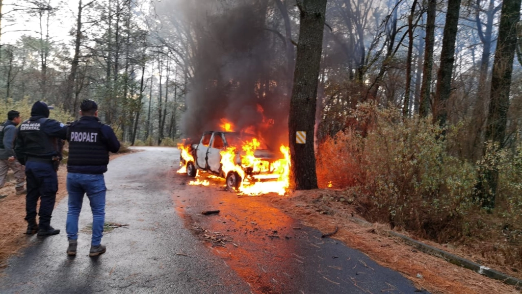 El vehículo oficial fue incendiado por los pobladores. Foto Profepa