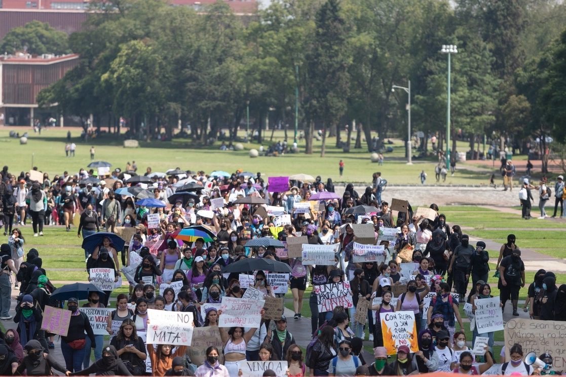 El pasado 24 de octubre, estudiantes marcharon del CCH sur a Rectoria de la UNAM en protesta de la violación de una alumna en los baños del campus. Foto Pablo Ramos