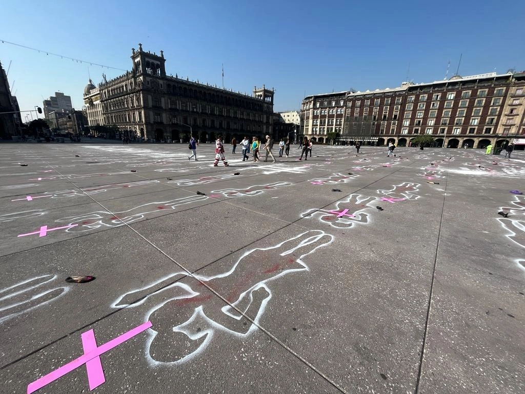 Siluetas de mujeres, en la plancha del Zócalo, como una forma de protesta por la violencia de género, en el marco del Día Internacional de la Eliminación de la Violencia contra la Mujer, en la Ciudad de México, el 25 de noviembre de 2022. Foto Alfredo Domínguez