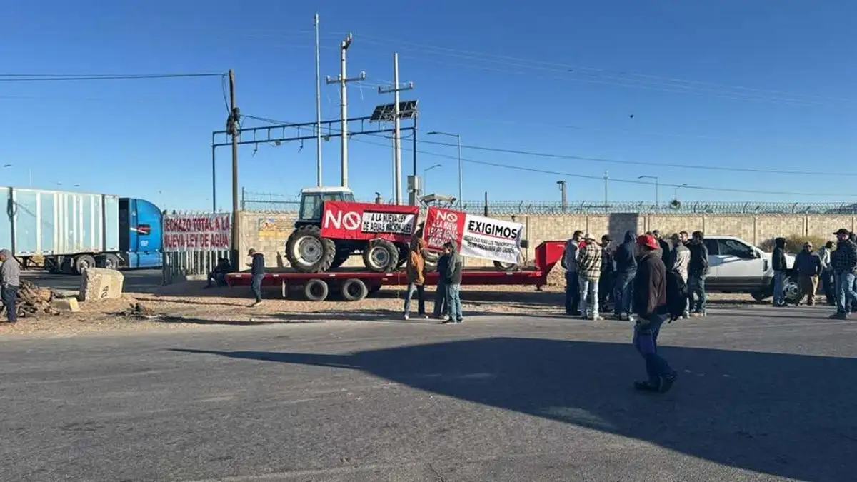 Alrededor de 600 agricultores mantienen presencia en los puentes internacionales Zaragoza-Ysleta, Guadalupe-Tornillo y Córdova de las Américas, además de la garita Jerónimo-Santa Teresa, donde impiden el tránsito y han provocado filas kilométricas de tráileres.