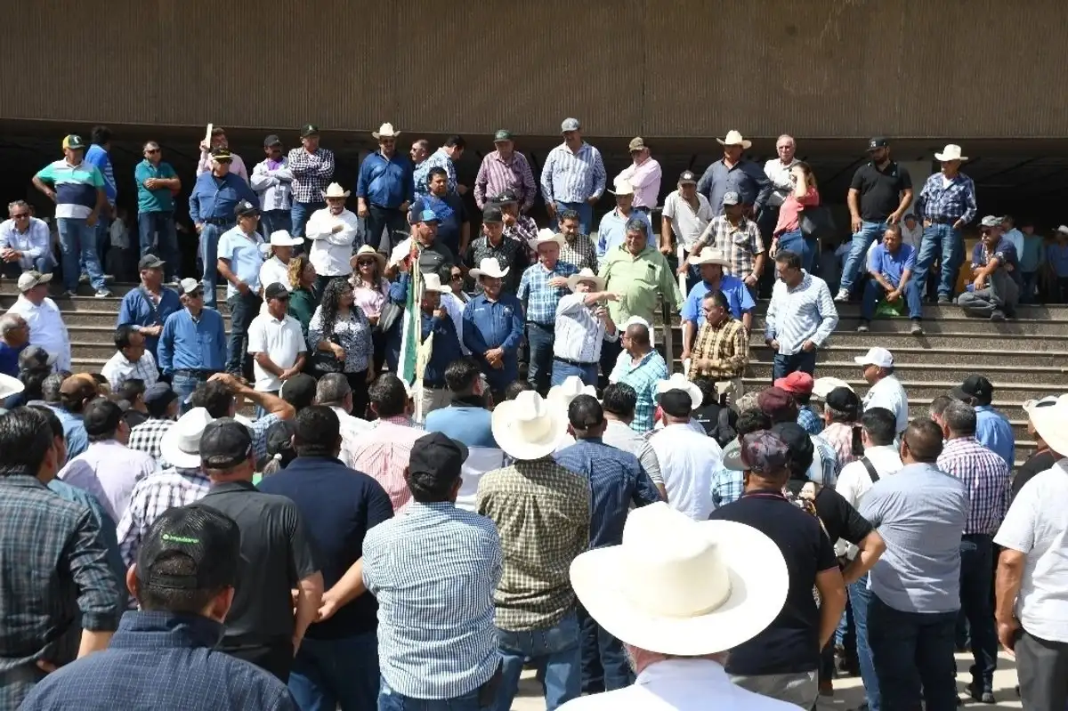 En Culiacán, los agricultores mantienen cerrada la avenida Álvaro Obregón, provocando caos vehicular que inconforma tanto a automovilistas como a comerciantes establecidos.  