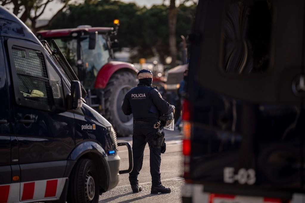 Policías acordonaron la entrada al mercado principal de Barcelona, para evitar que los agricultores entraran con tractores durante una protesta, el 13 de febrero de 2024. Foto Ap 