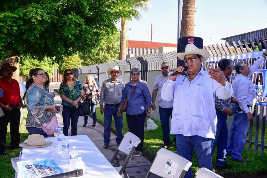 El coordinador de la Comisión de Usuarios del Distrito de Riego, Javier Gaona Ochoa, encabezó la protesta. Foto La Jornada BC