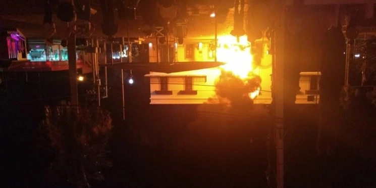 El delegado de programas federales, funcionarios estatales y diputados permanecen bajo resguardo en el edificio municipal. Foto La Jornada