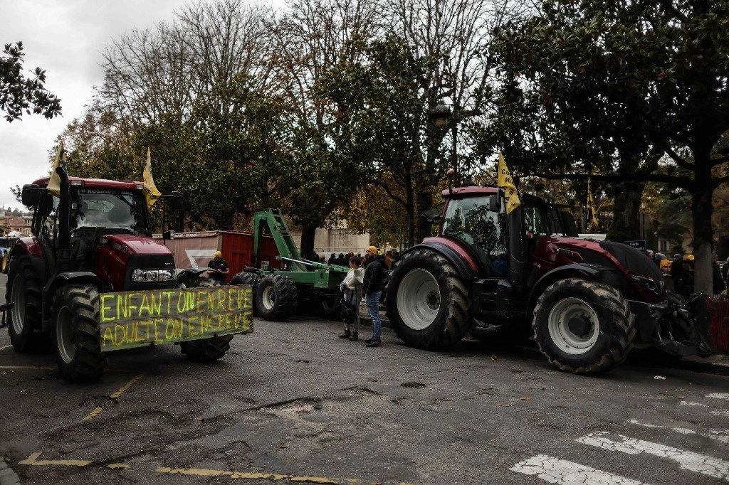 En esta fotografía, tractores estacionados durante una protesta de agricultores frente a la prefectura de Agen el 19 de noviembre de 2024, en el marco de un movimiento nacional contra el acuerdo UE-Mercosur. Foto Afp