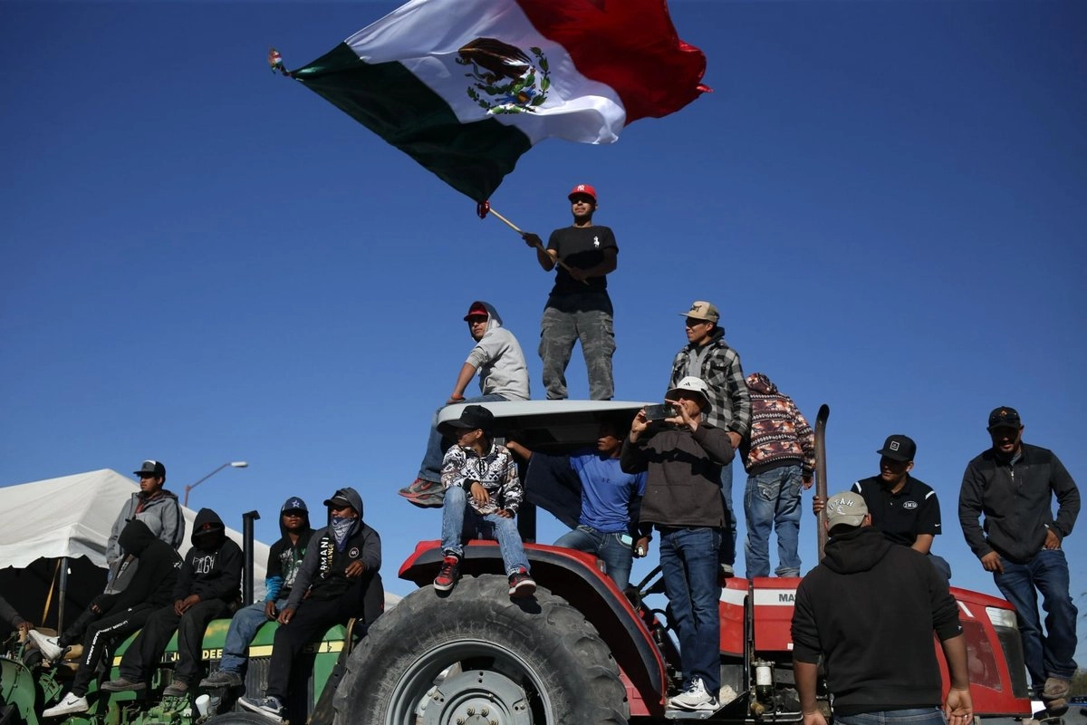 Agricultores de Ciudad Juárez, Chihuahua, antes de permitir el cruce a los puentes internacionales de Zaragoza y Tornillo.
