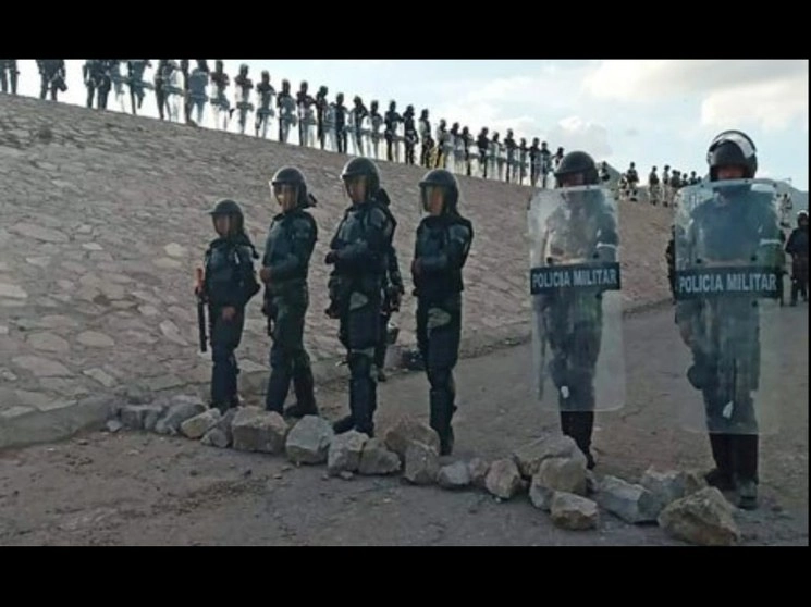 Integrantes de la Guardia Nacional resguardan la presa derivadora Las Pilas, en las inmediaciones de La Boquilla, ubicada en San Francisco de Conchos, Chihuahua, la cual cumplió dos días bajo control de unos cien encapuchados. Foto Jorge Torre
