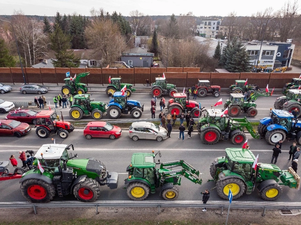Los agricultores polacos bloquearon las carreteras con tractores y bengalas en una escalada de protestas contra la normativa medioambiental de la UE. Foto Afp 