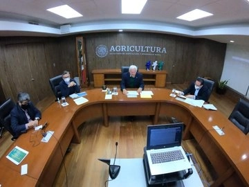 Víctor Villalobos y funcionarios de la Sader en reunión para ver logros de la dependencia. Foto @Agricultura