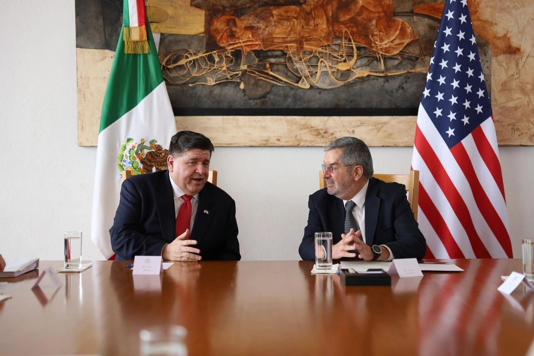 Jay Robert Pritzker, gobernador de Illinois, y Juan Ramón de la Fuente, secretario de Relaciones Exteriores, durante su encuentro ayer lunes. 