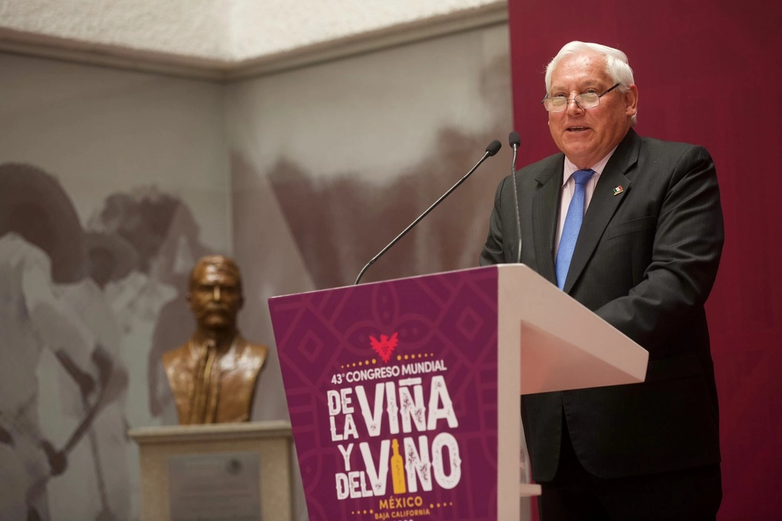 El secretario de Agricultura y Desarrollo Rural, Víctor Villalobos, durante el anuncio del 43° Congreso Mundial de la Viña y del Vino que se llevará a cabo en Ensenada, Baja California, el 3 de mayo de 2022. Foto tomada del Twitter de @vmva1950