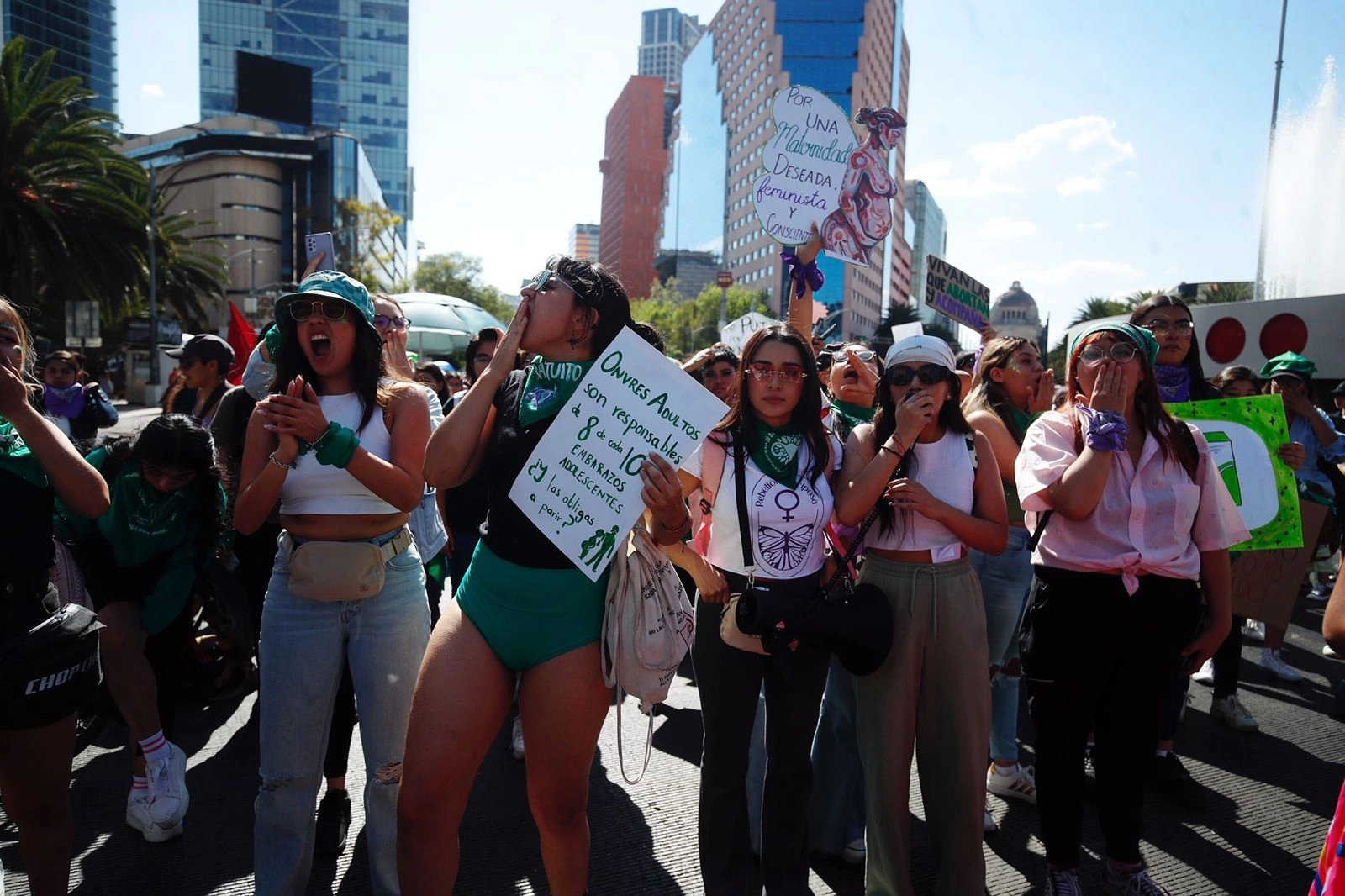 Integrantes de diversas colectivas y agrupaciones se reúnen en la Glorieta de las mujeres que luchan, en Paseo de la Reforma, previo a la marcha hacia el Zócalo con motivo del Día de Acción Global por el Acceso Legal y Seguro al Aborto, en la Ciudad de México, el 28 de septiembre de 2023. Foto Cristina Rodríguez 