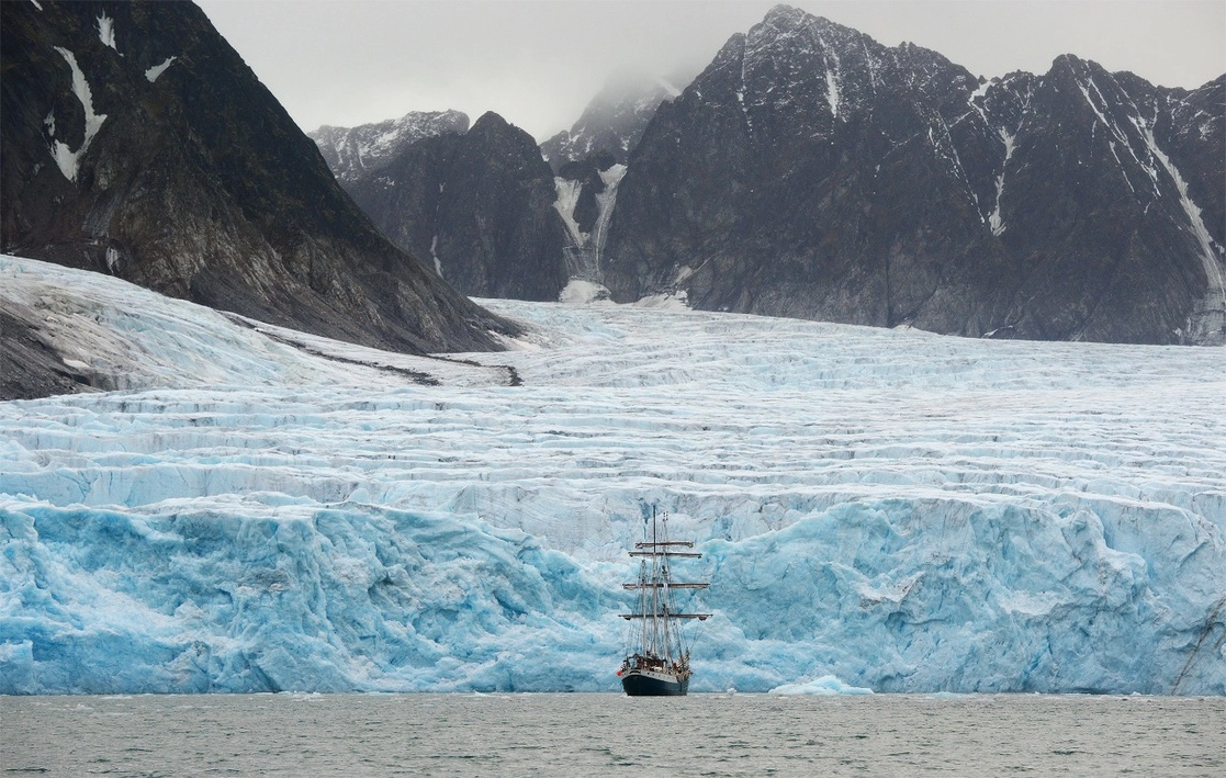 El artista coreano Han Sungpil expone en la Ciudad de México imágenes de glaciares, construcciones oxidadas desechas por el tiempo y la actividad volcánica, maquinaria arrumbada o un hueso desnudo que yace sobre el blanco suelo, en la muestra ‘Bajo la superficie’ que se inaugura hoy en la Galería Hispánica, ubicada en Guadalajara 88, en la colonia Roma norte. Foto cortesía de la Galería Proyecto H