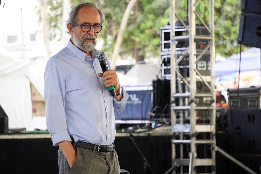 Pedro Moctezuma secretario del agua presentó su libro ‘El Agua en nuestras manos’ en la Feria del Libro Neza 2024. Foto Daniel Ramón Quiroz 