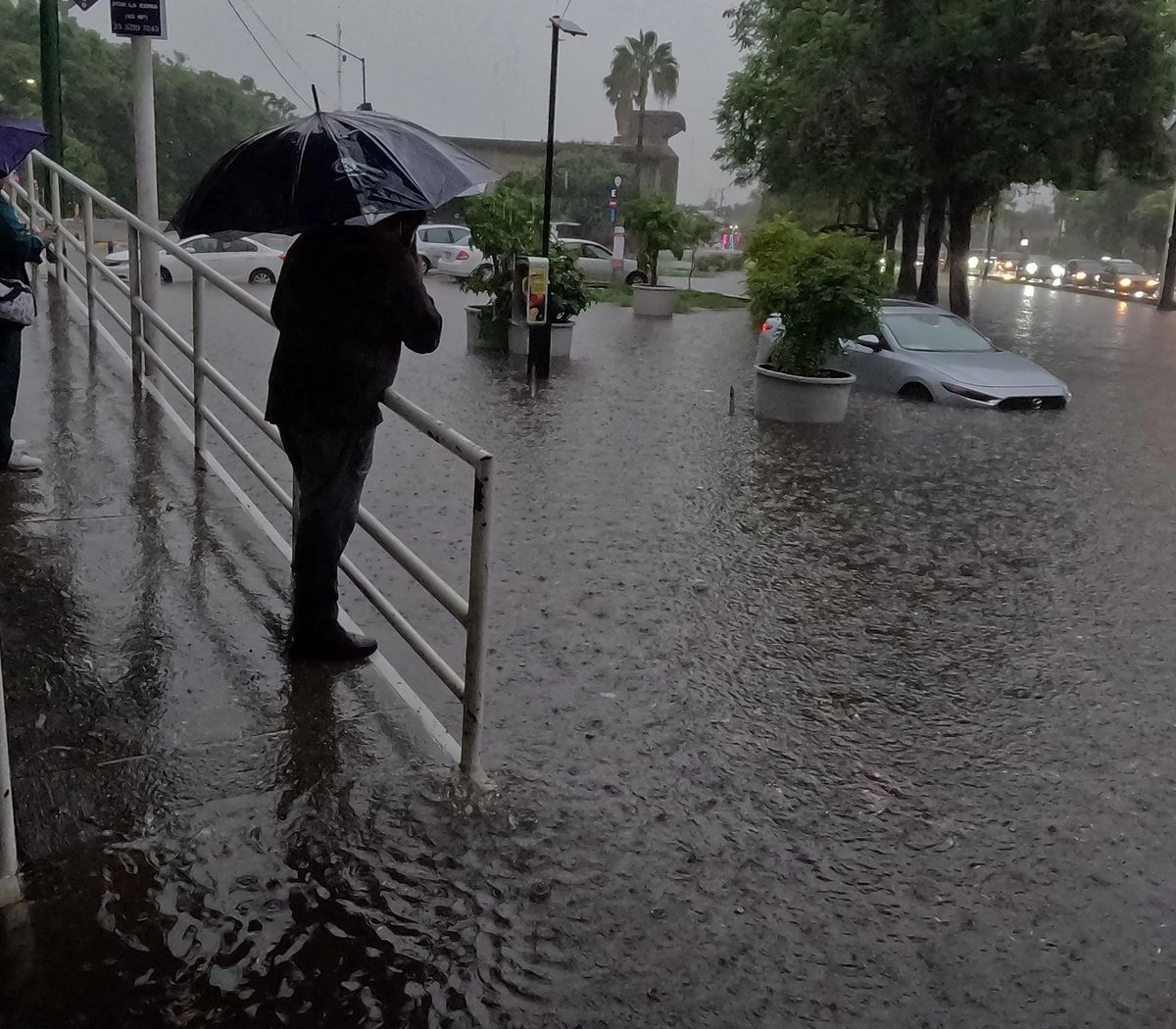Las lluvias causaron inundaciones en diversas vialidades de la Zona Metropolitana de Guadalajara. Foto 