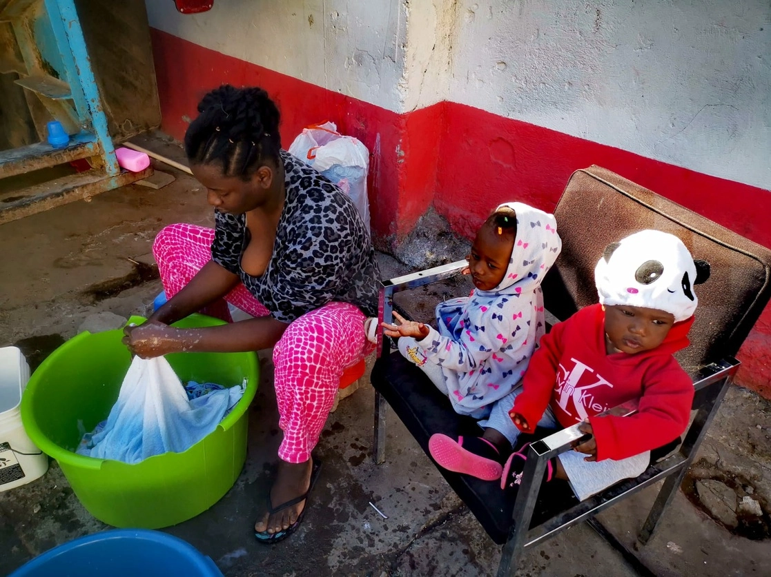 En el albergue Alfa y Omega en el centro histórico de Mexicali, Baja California, cohabitan 80 migrantes haitianos, quienes realizan sus labores cotidianas en el patio. Foto Lindero Norte