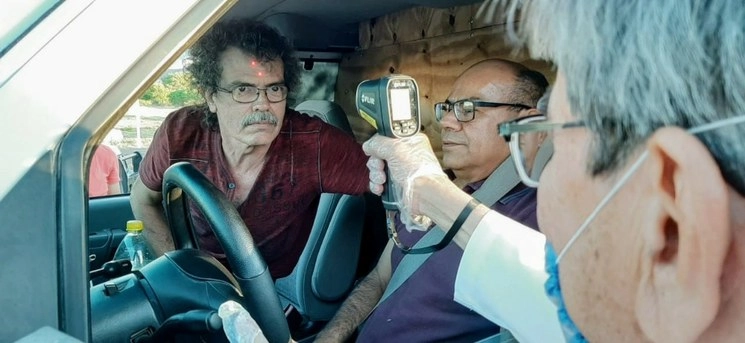 Personal médico y de seguridad vigilan las entradas de Aguascalientes para hacer frente al coronavirus. Foto tomada de @MartinOrozcoAgs