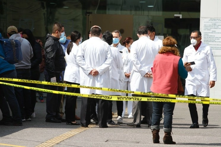 Trabajadores de la salud en el área de Covid-19 del Hospital General número 2 del IMSS en la Ciudad de México. Foto Cristina Rodríguez / Archivo