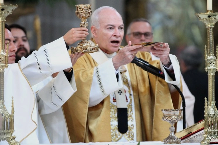 El cardenal Carlos Aguiar celebró este mediodía la primera misa dominical que realiza con presencia de fieles en la Basílica de Guadalupe. Foto María Luisa Severiano/ archivo 