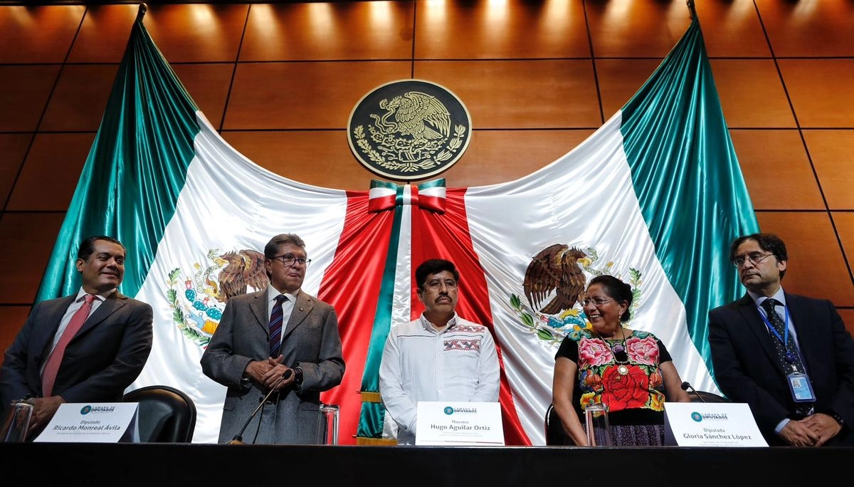 Encuentro interinstitucional en el marco del Día Internacional de los Pueblos Indígenas, con la presencia de los legisladores Sergio Gutiérrez y Ricardo Monreal, así como el ministro electo Hugo Aguilar, al centro, en la Cámara de Diputados. 
