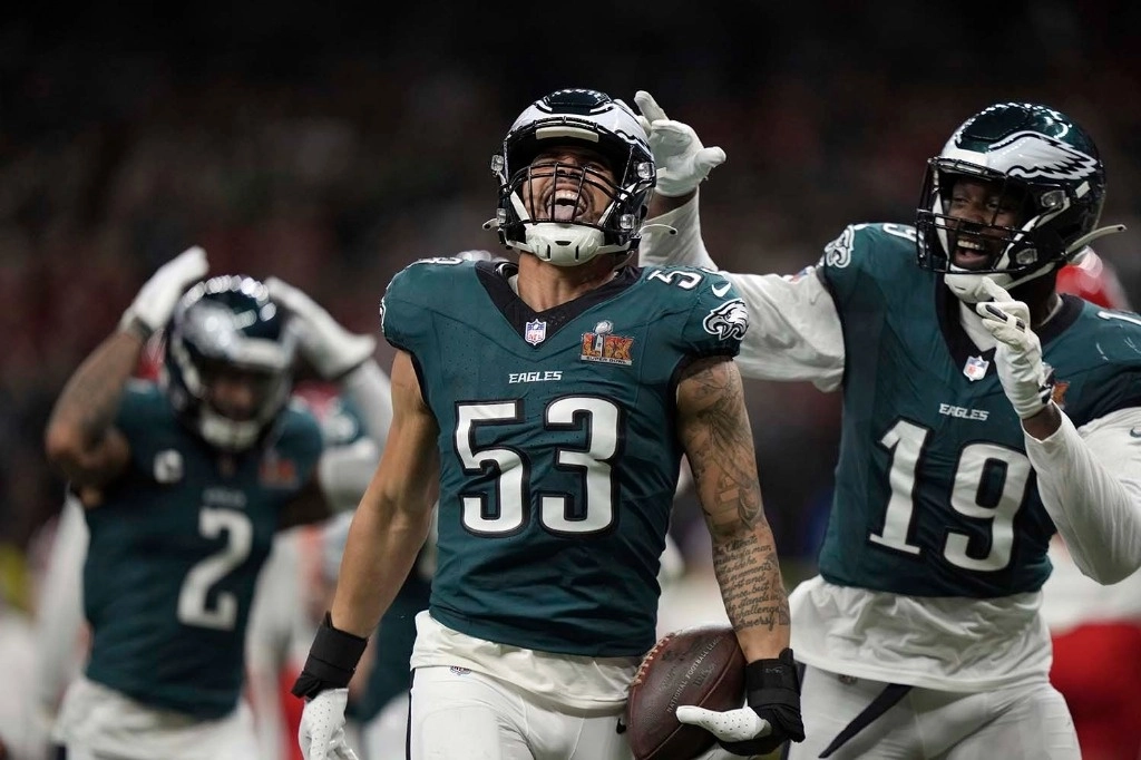El linebacker Zack Baun de los Eagles de Filadelfia tras interceptar un pase ante los Chiefs de Kansas City en el Super Bowl. Foto: AP
