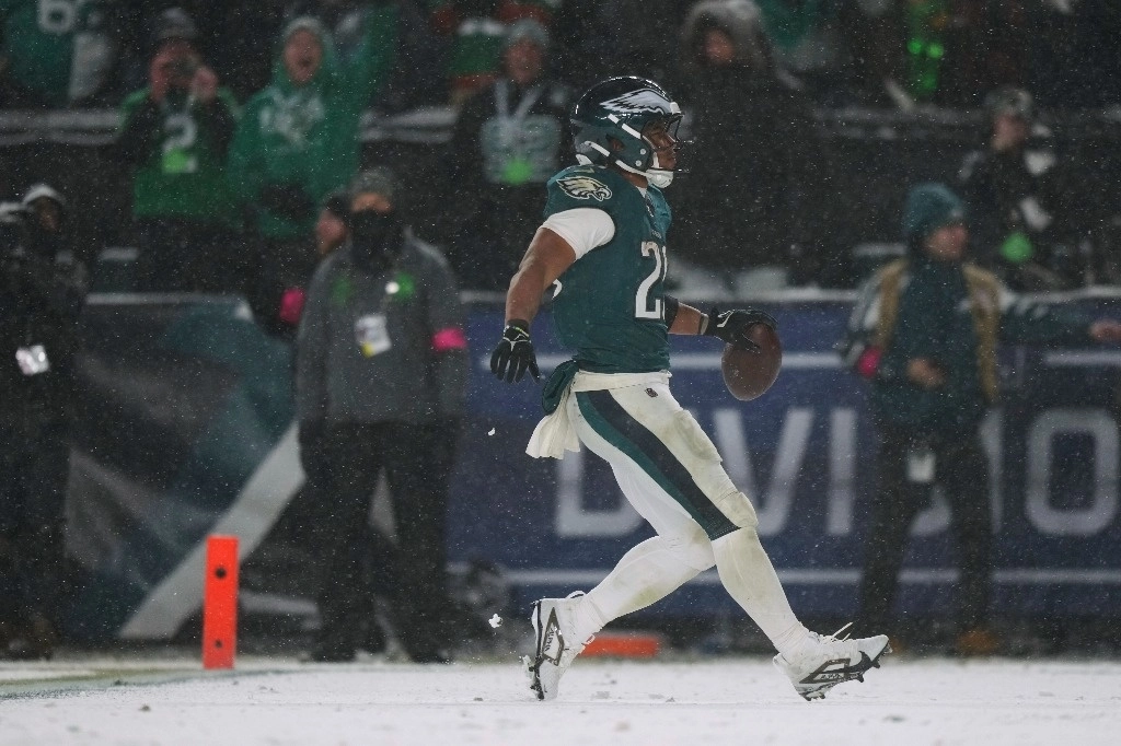 Con dos majestuosas anotaciones de Saquon Barkley, las Águilas de Filadelfia vencieron 28-22 a Carneros de Los Angeles en la ronda divisional de la NFL. Foto Ap