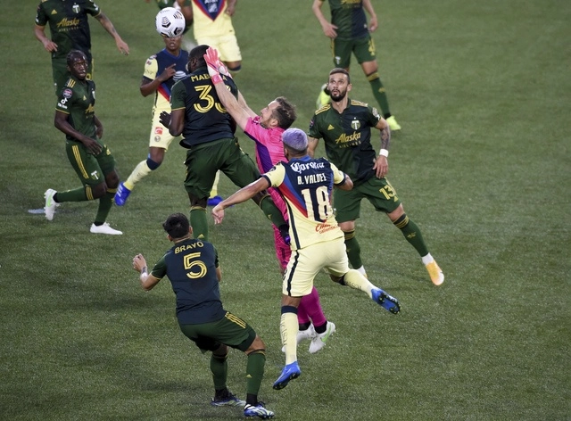 El portero del Portland Timbers,  Jeff Attinella (c) despeja el balón durante el encuentro. Foto Ap