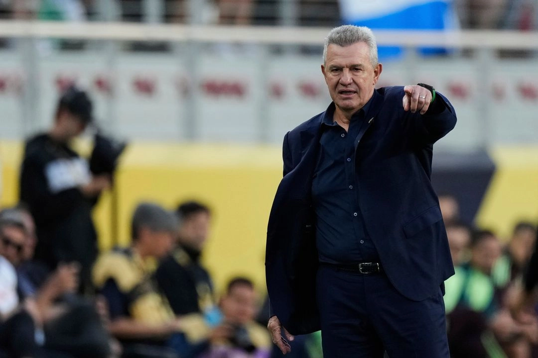 El DT de la selección mexicana de futbol, Javier 'Vasco' Aguirre, durante la semifinal de la Copa Oro de la CONCACAF contra Honduras, en Santa Clara California, el 2 de julio de 2025. Foto  
