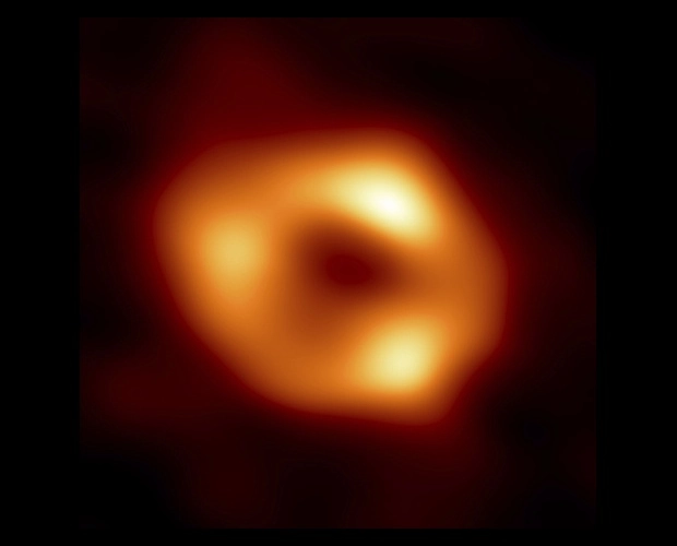 Se creía que el coloso estaba dormido, pero resultó más glotón de lo que se creía: Sagitario A*, el agujero negro supermasivo en el centro de la Vía Láctea, experimentó un potente estallido de actividad tras devorar los objetos cósmicos a su alcance. Foto Event Horizon Telescope Collaboration vía Ap / Archivo