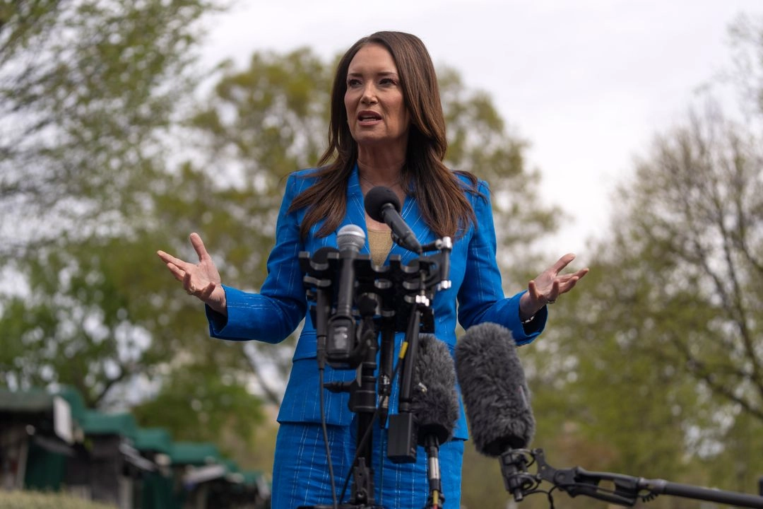 Brooke Rollins, secretaria de Agricultura, habla con periodistas frente a la Casa Blanca, en Washington, el 10 de abril de 2025.