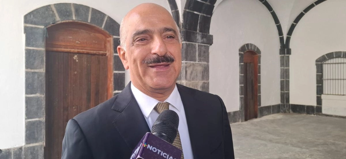  El secretario de Gobierno de Veracruz, Ricardo Ahued Bardahuil, exhortó a los alcaldes de Coxquihui, Cerro Azul y Zozocolco a reconsiderar la cancelación de las fiestas patrias por motivos de inseguridad. Aunque los ediles recomendaron a la población celebrar en sus hogares para evitar riesgos, Ahued aseguró que se han reforzado los operativos de seguridad y que en el estado prevalece la tranquilidad

