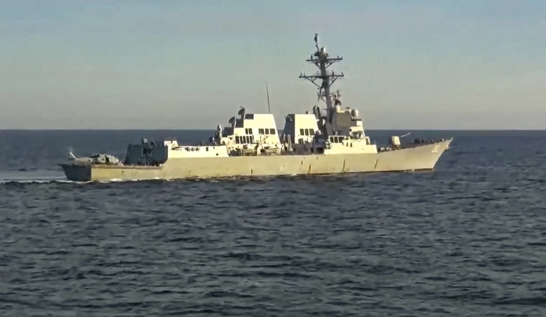 El destructor estadunidense 'USS Chafee' es visto desde el destructor 'Admiral Tributs' de la armada rusa cerca de sus aguas territoriales en el Mar de Japón, el 15 de octubre de 2021. Foto Servicio de Prensa del Ministerio de Defensa de Rusia vía Ap