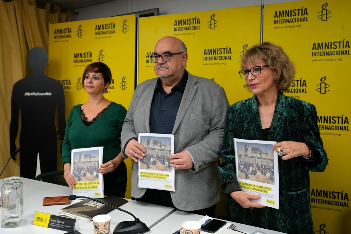 El director de Amnistía Internacional en España, Esteban Beltrán (centro), durante el reporte sobre las muertes de migrantes en Melilla este martes. Foto Ap