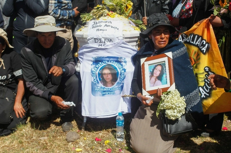 La Fiscalía de Perú abrió esta semana una investigación contra la presidenta Dina Boluarte por los fallecidos en las movilizaciones. En imagen del 11 de enero pasado en Ayacucho, deudos claman justicia contra las fuerzas del orden. Foto Afp