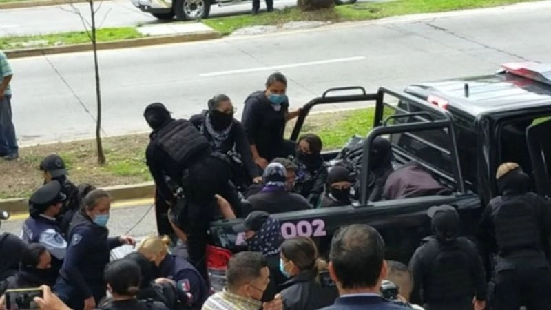 Once mujeres fueron detenidos por protestar frente a la Secretaría de Educación de Jalisco. Foto tomada de la cuenta de Twitter @george_izqnieto