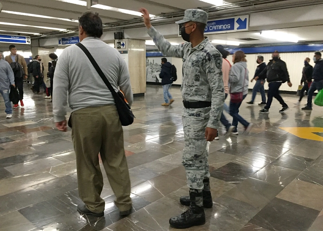 Elementos de la GN realizan tareas de vigilancia en la red del STC Metro, el 16 de enero de 2023. Foto Cristina Rodríguez