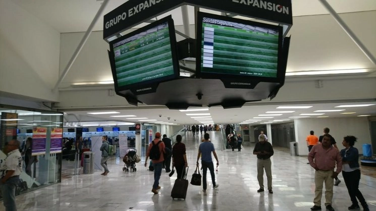 Pasillo en el AICM. Foto César Arellano