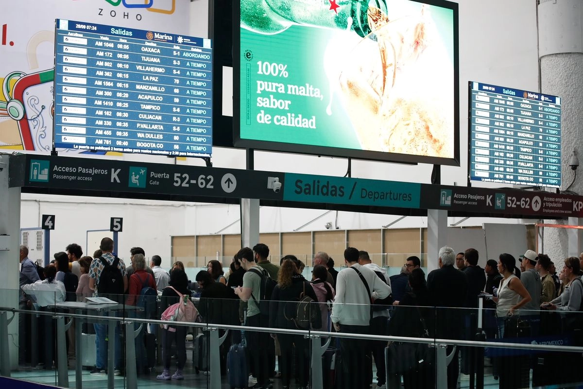 Usuarios hacen fila para documentar su equipaje en la Terminal 2 del AICM, después de que las fuertes lluvias afectaran las operaciones en la terminal aérea, el 28 de septiembre de 2025. Foto 


