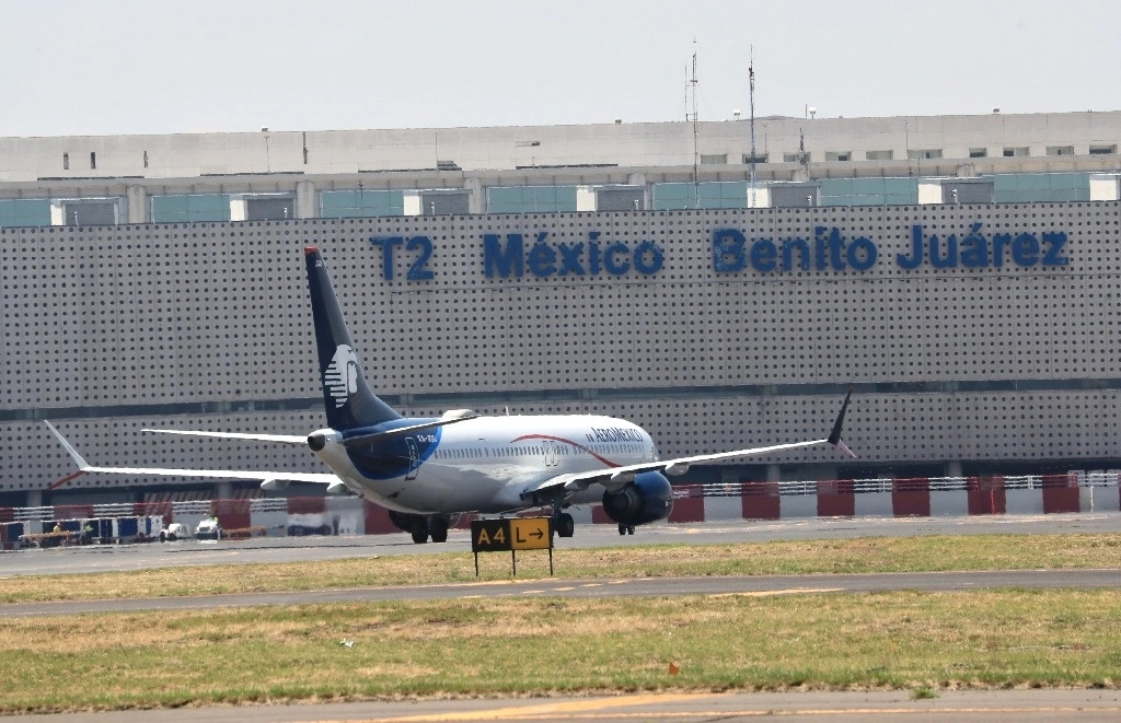 Aeronave de Aeroméxico en una de las pistas del AICM. Foto Luis Castillo 