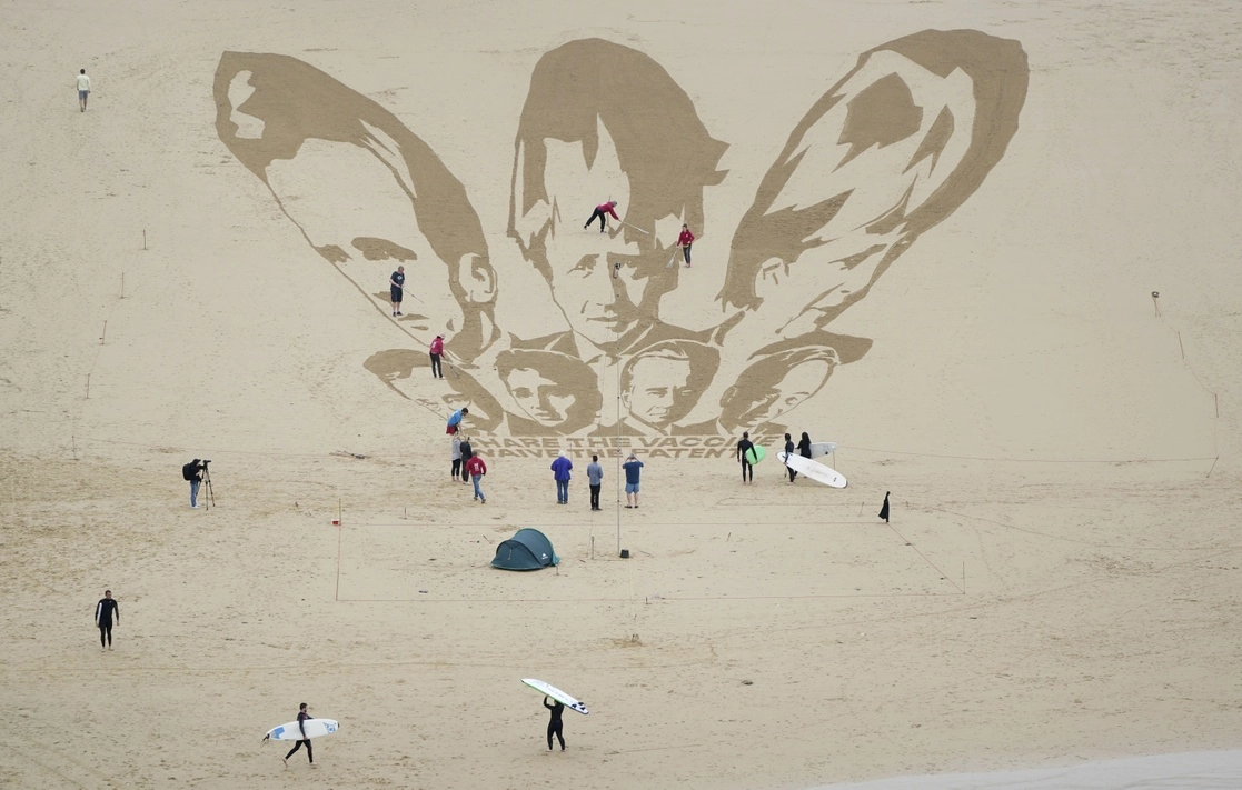 Retratos de los líderes del G7 dibujados sobre la arena de la playa de Newquay, Cornwall, en Inglaterra, el 10 de junio de 2021. Foto Ap