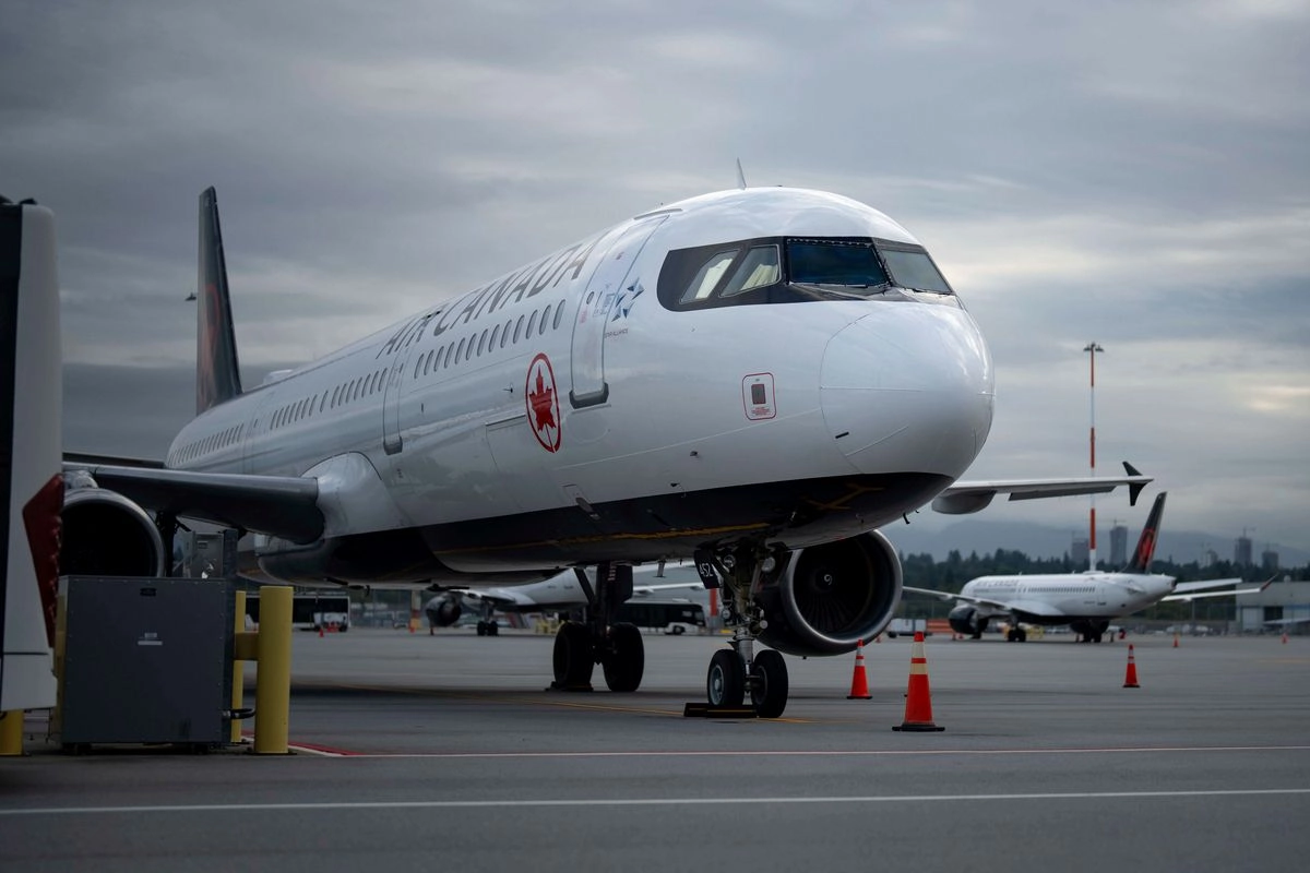 Un avión de Air Canada en el aeropuerto Internacional de Vancouver, el 17 de agosto de 2025. Foto Ethan Cairns / The Canadian Press vía 