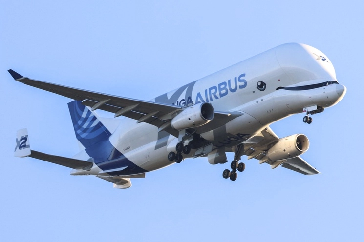 Un Airbus A330-743L Beluga XL se acerca al aeropuerto de Toulouse-Blagnac, Francia, el 25 de septiembre de 2023. Foto Afp