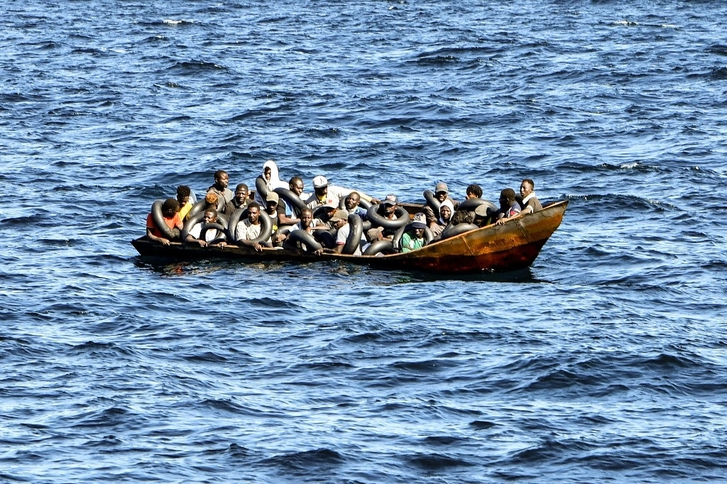 Migrantes de origen africano a bordo de una balsa intentan llegar a costas europeas. Foto Afp