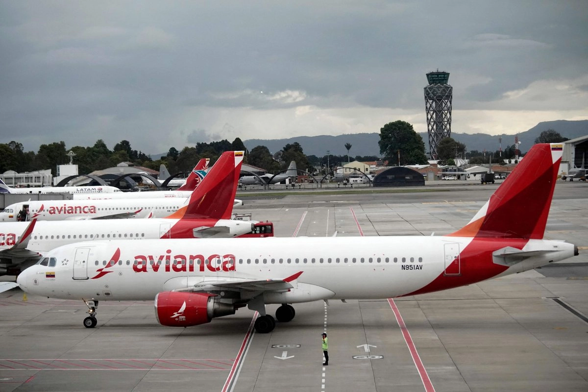 La colombiana Avianca informó de afectaciones "significativas" en sus vuelos debido a que la actualización del programa afecta a más de 70% de su flota. La imagen, en el aeropuerto El Dorado, en Bogotá, el 28 de noviembre de 2025. Foto 
