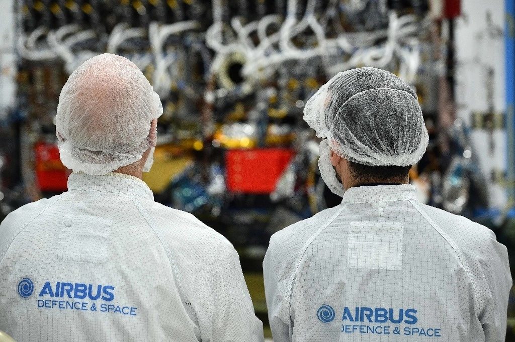 Airbus pretende eliminar, de aquí a mediados de 2026, hasta 2 mil 500 puestos de trabajo en su división de producción de satélites, que está lastrando sus resultados financieros. La imagen, en Portsmouth, Inglaterra, el 26 de febrero de 2027. Foto Afp